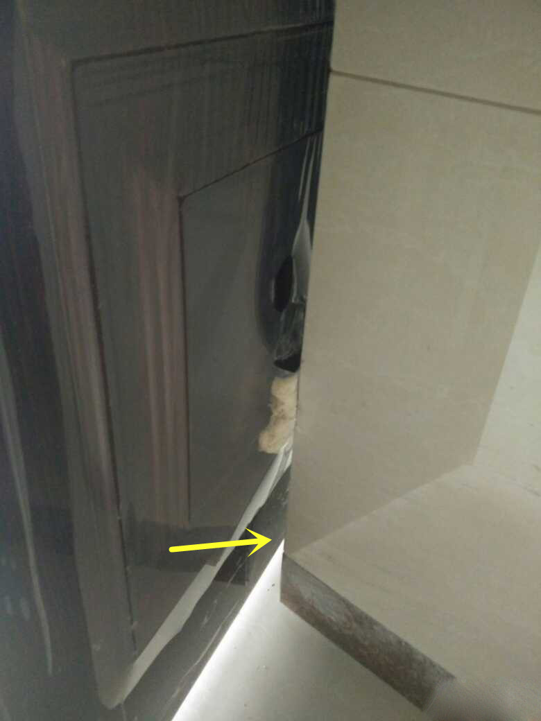 防盗门被撞凹陷修还是换呢,防盗门使劲撞才能开门怎么回事