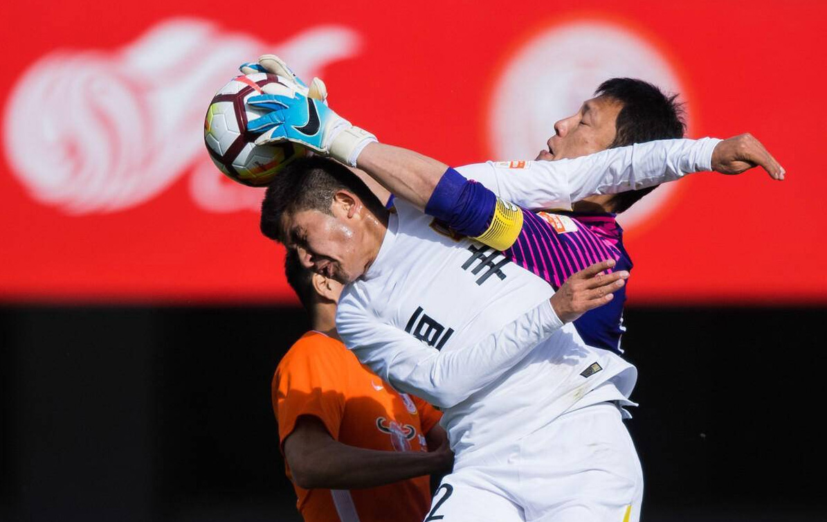 张烈：曾在25岁被封杀退役，两年后复出，一踢就踢到38岁