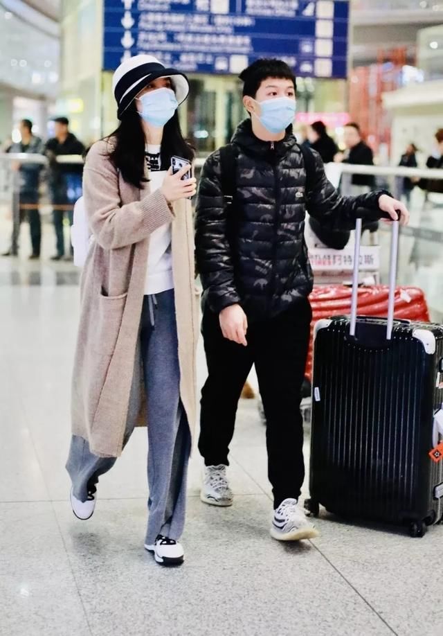 22岁嫁入豪门的“晴格格”，被亲儿子骂的王艳现在怎么样了？