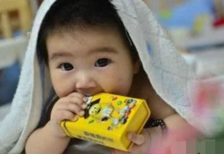 小孩吃坚果窒息,幼儿园孩子吃坚果怕噎到