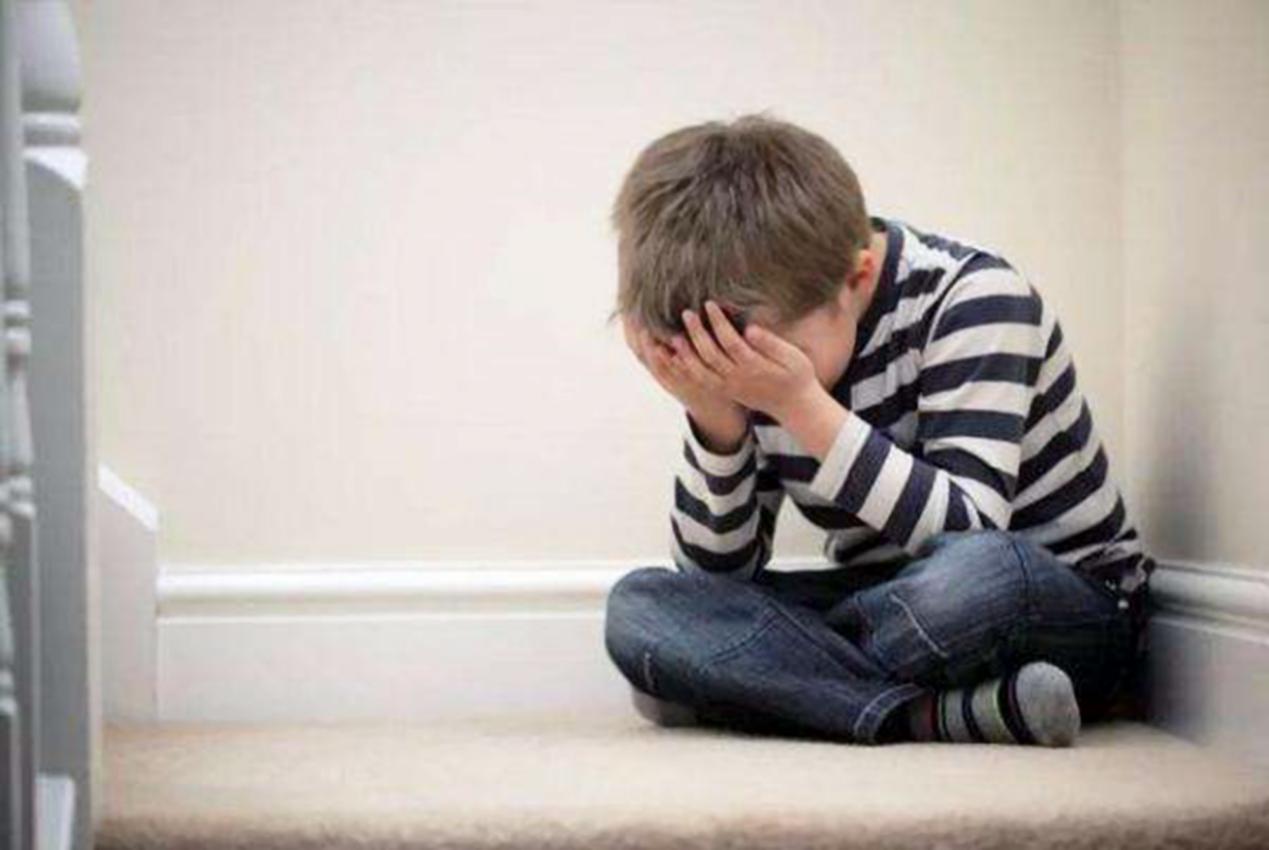 小孩超市吃荔枝被服务员说没教养,儿子偷吃花生米母亲突然大声呵斥