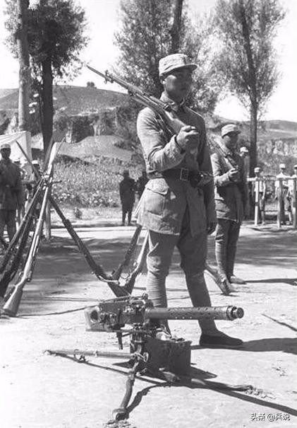 八路军送两个日本孤儿回日军驻地,八路军向村民赔礼道歉