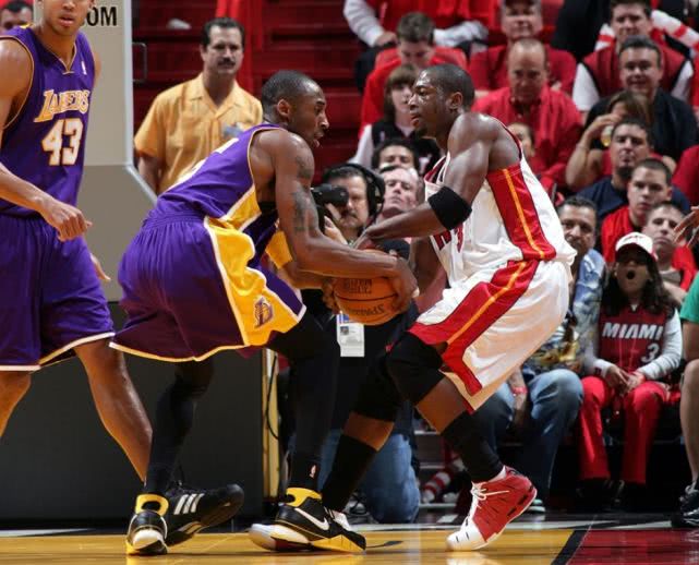 科比投篮被打手,科比投篮被打了一下还投进了