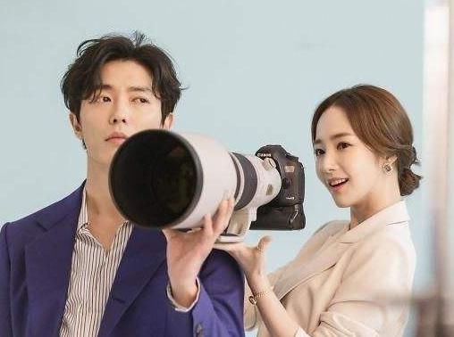 抓拍、P图、集资和出道，被逼出来的神仙技能，明星站姐太强大！