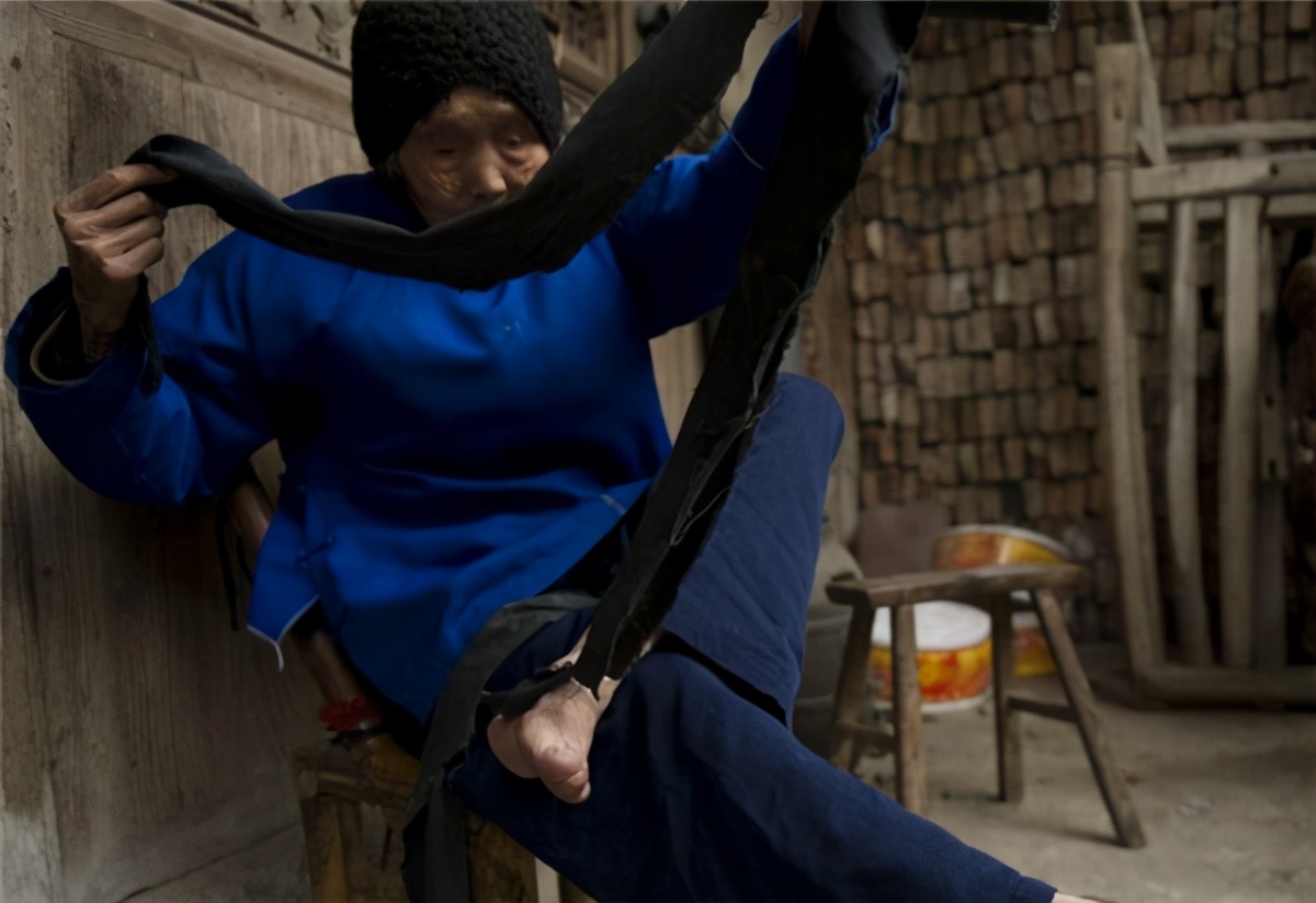 15岁女子靠三寸金莲嫁入豪门,她15岁靠三寸金莲嫁入豪门