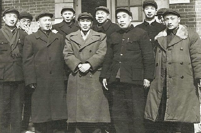 邓华缴获五箱“白金龙烟”，只给主席一支，主席笑他：财不露白啊