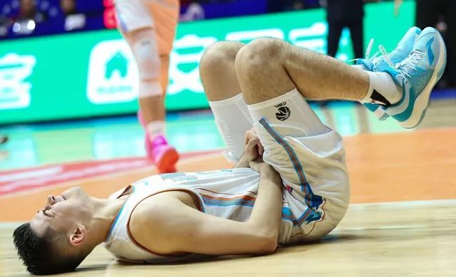 李楠20秒犯规,李楠13分11个篮板