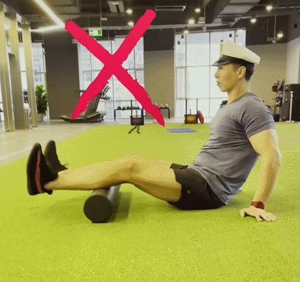 怎么用泡沫轴练小腿细有力,练腿前泡沫轴放松腿部肌肉