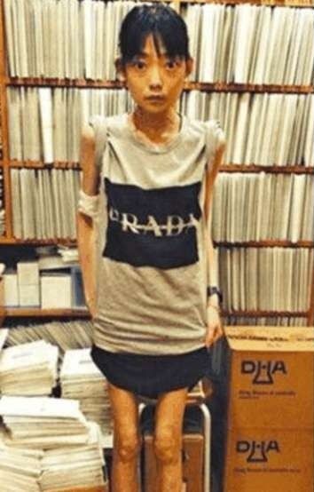 23岁女明星拒绝牛津大学，选择嫁入豪门，8年后过着这样的生活