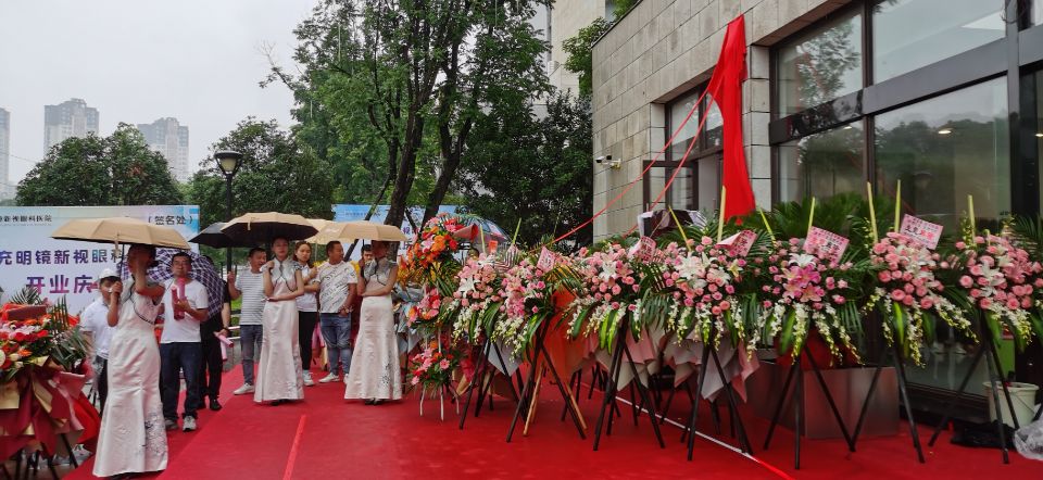 打着雨伞排着队!南充嘉陵昨天开业的这家医院竟然这样受欢迎……