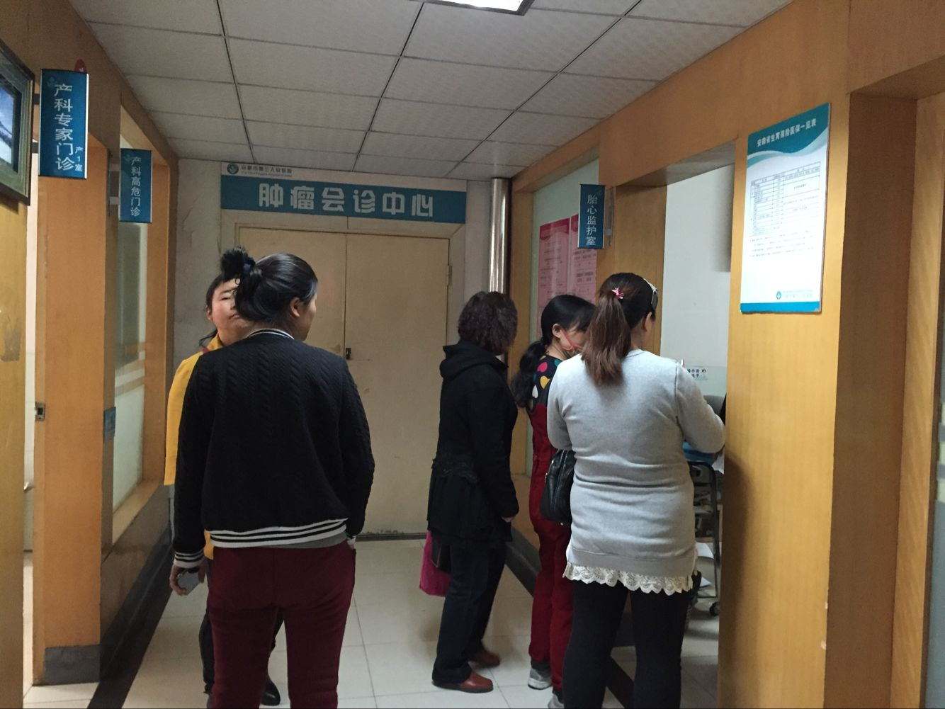 女人做产检揉肚子非常痛苦,产检太痛苦