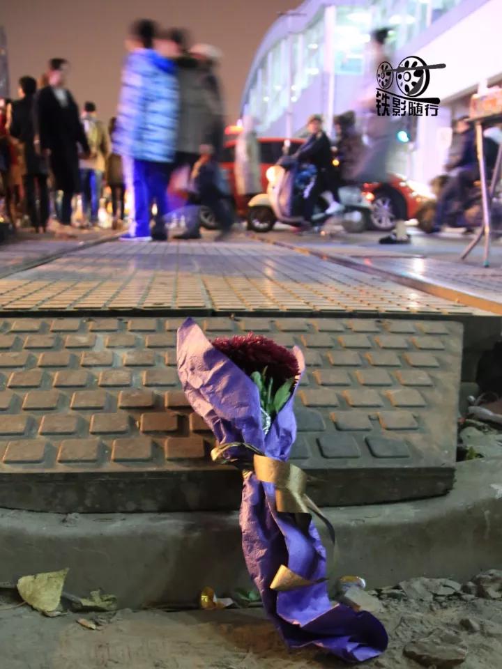 火车来了行人车辆请注意安全,行人车辆请注意火车就要来了