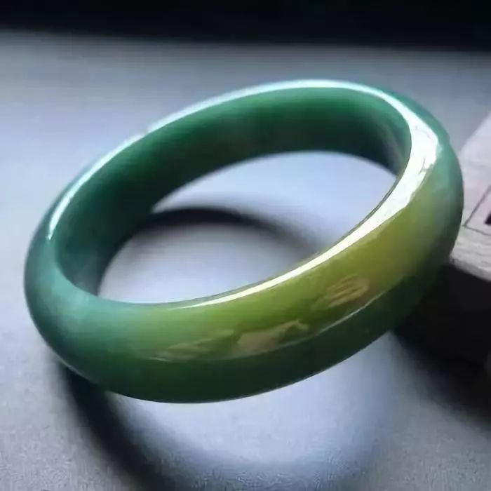 什么镯子值得久戴,年轻人适合一直戴着的镯子