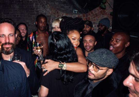 华裔爆款设计师疑似下药性侵多名男性，摸*体下**捏胸是日常操作？