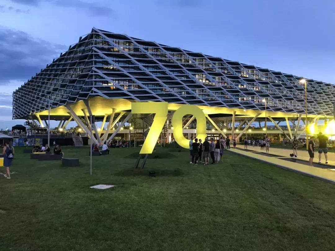 adidas总部照片,adidas总部上班