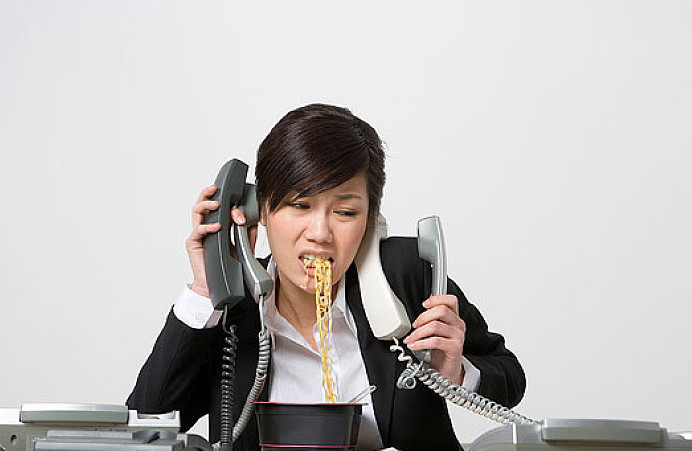 不按时吃饭和晚睡哪个危害更大,宝宝不按时吃饭危害大吗