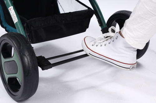 婴儿车婴儿在里面摔了有事吗,婴儿车倾倒怎么判断婴儿是否受伤