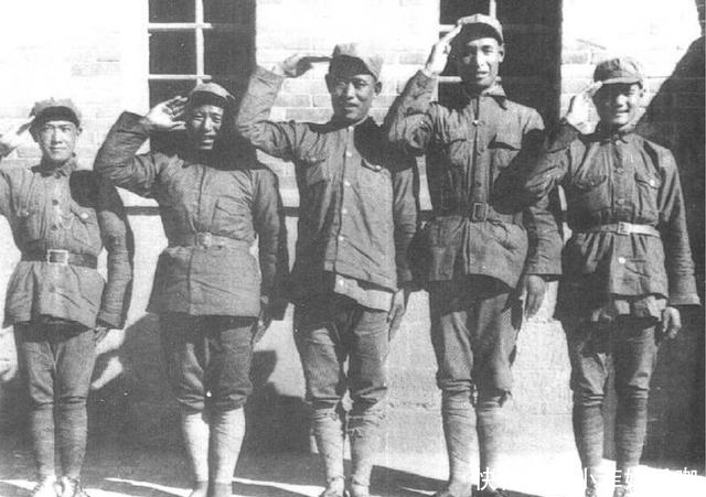 和*向前徐**是战友,革命不到一年就成省主席,为何20多年摆地摊生活