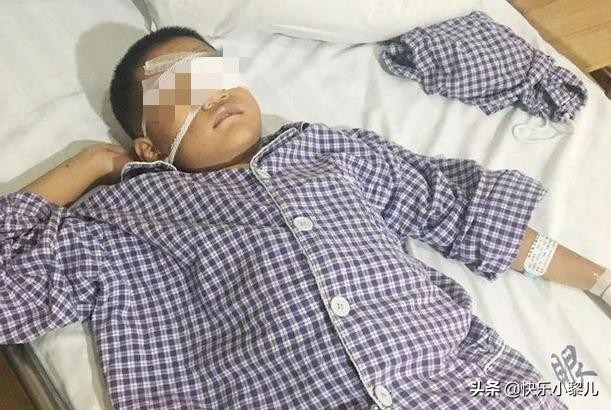 孩子玩干燥剂眼睛被溶解,孩子玩荧光棒水进眼睛