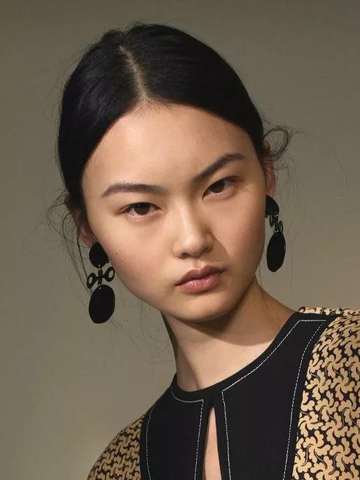 大脸女孩如何显脸小,大脸妹子必学的瘦脸诀窍