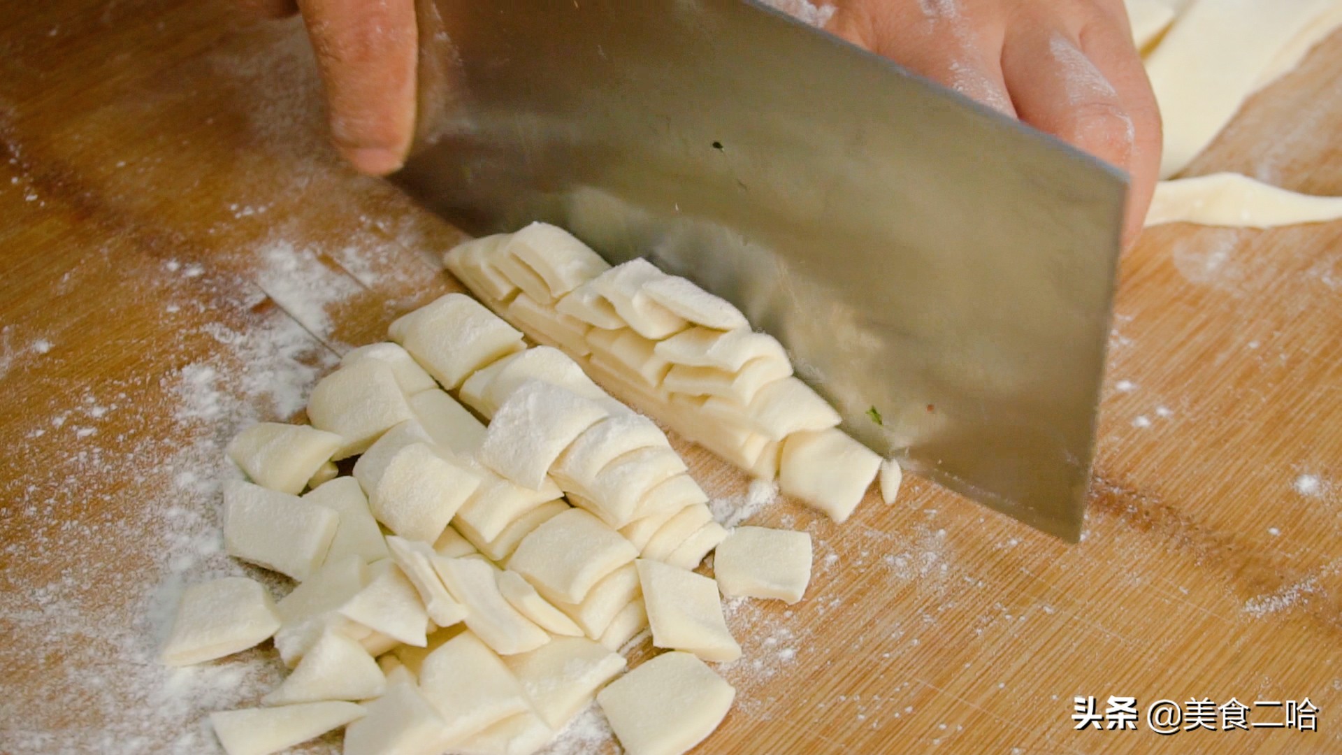 做陕西麻食又软又好吃,陕西人顿顿都离不开的辣子酱夹馍