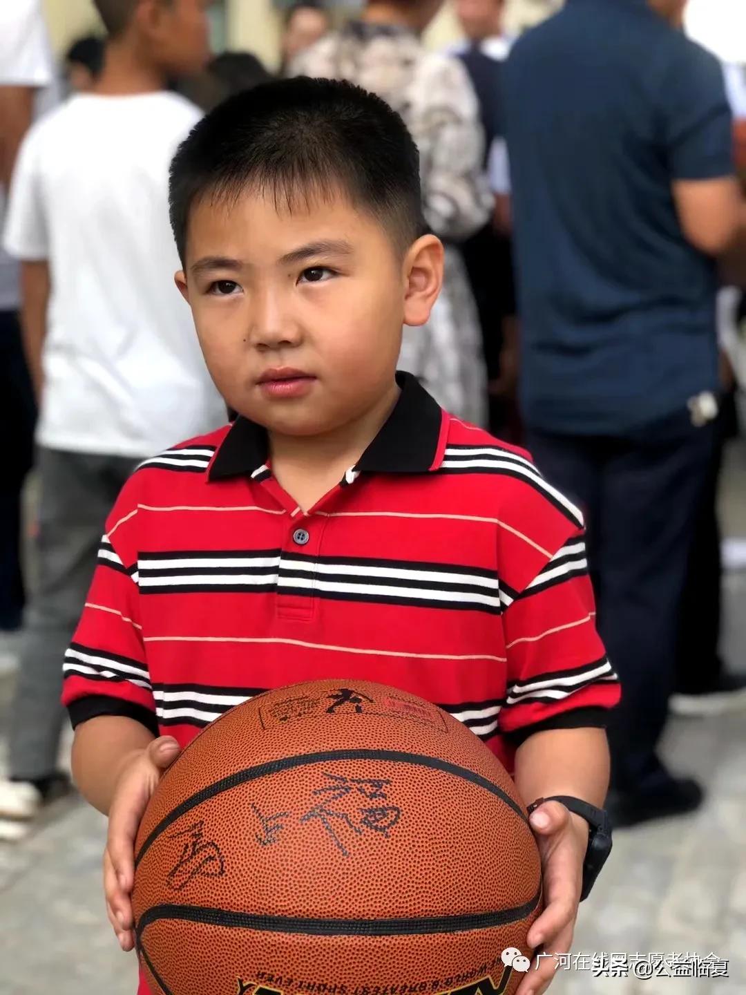 原八一男篮中锋马占福视频,篮球运动员马占福照片