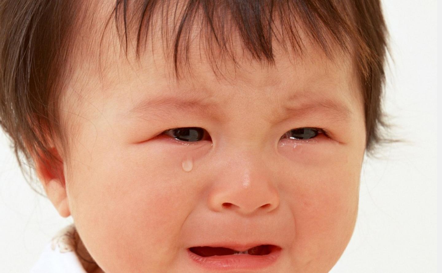 二月婴儿哭闹抱着也哭闹,婴儿哭闹要立即安抚还是继续哭