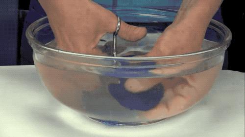 百万网友围观用剪刀剪玻璃，其实这是流传了数百年的化学技术