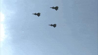 我国战斗机飞行员头盔有夜视仪吗,飞行员为什么带护目镜