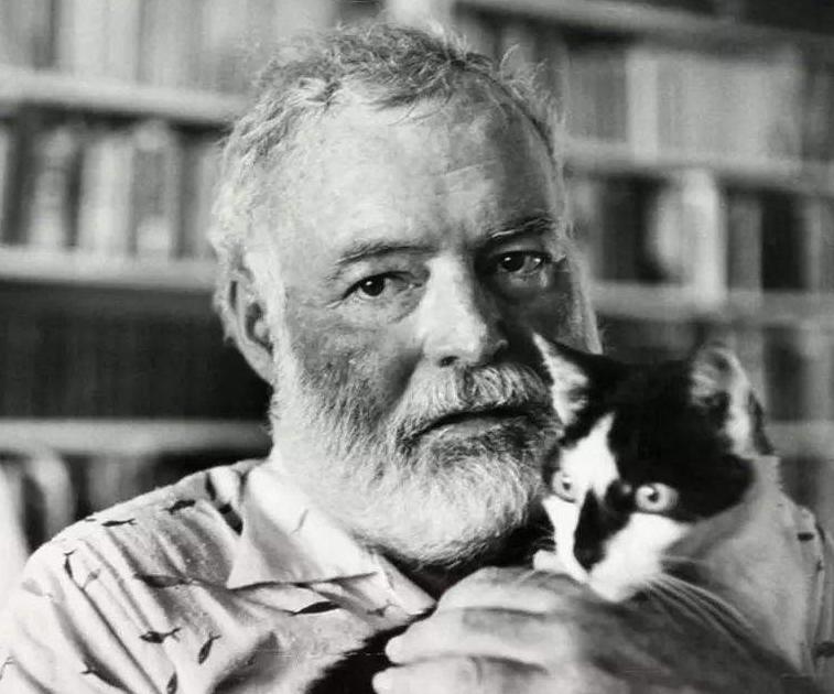 海明威：早年经历5次战争4次车祸2次坠机，晚年却因为FBI而自杀