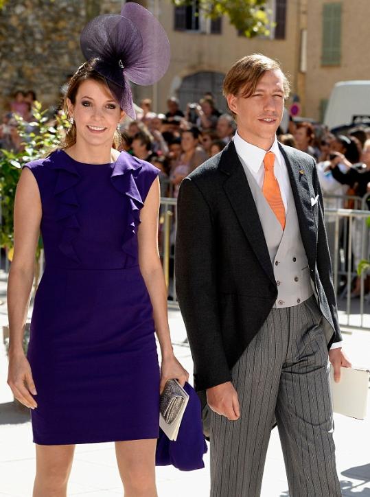 卢森堡前王妃特西再婚,婚纱选V领白裙优雅美,两位王子给当伴郎