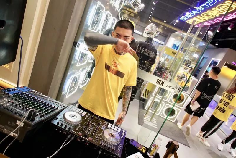 觉得太平鸟、GXG、卡宾不够潮？这个潮流男装可能正对你胃口！