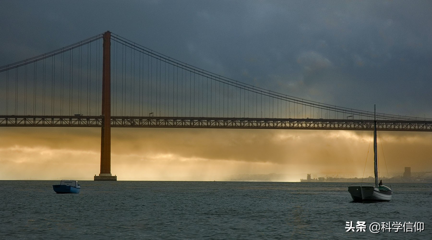 一座巨大的桥被大风吹塌,塔科马海峡大桥被风吹