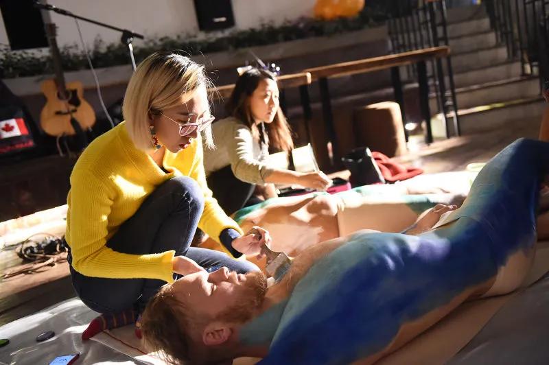 自由职业者时尚博主和人体彩绘化妆师的故事