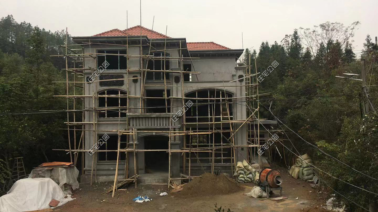 这栋农村别墅到底盖得有多好？光基础就花30吨水泥，惊艳十里八乡