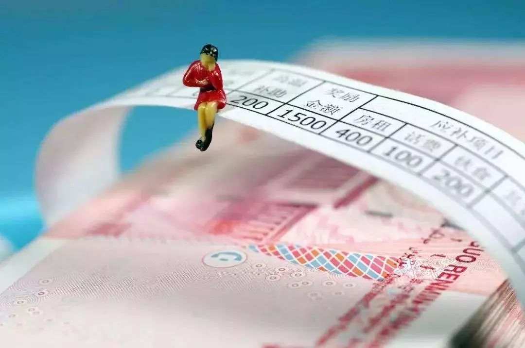 下月起你的账上会多一笔津贴,下月起你的账上多一笔津贴