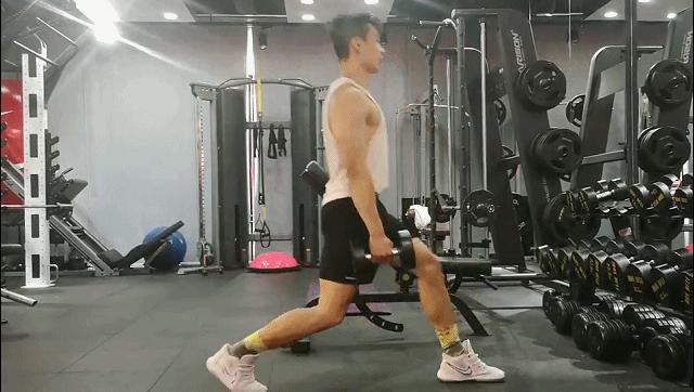 100斤瘦子增肌哑铃训练,哑铃垫高蹲练大腿内侧增肌