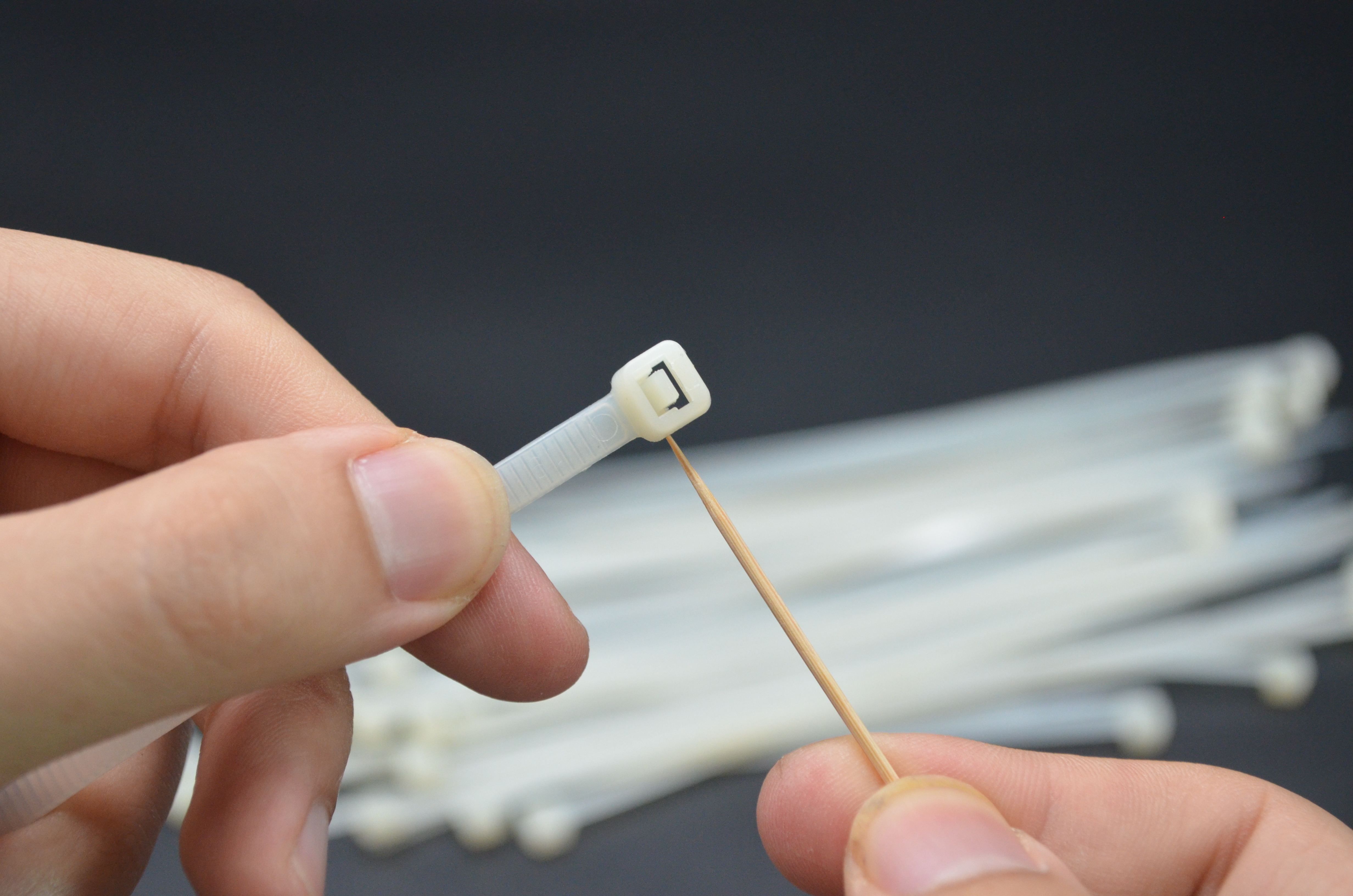 解开扎带真简单，用手碰一下这个地方，1秒就解开，看完涨知识了