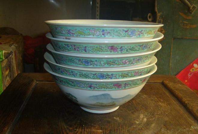 陶瓷碗引发小孩白血病,1岁娃娃被喂出白血病碗里面