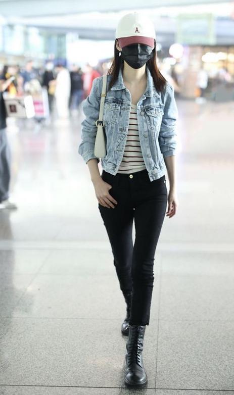 李沁运动风穿搭现身机场,李沁穿白色外套配黑色紧身裤