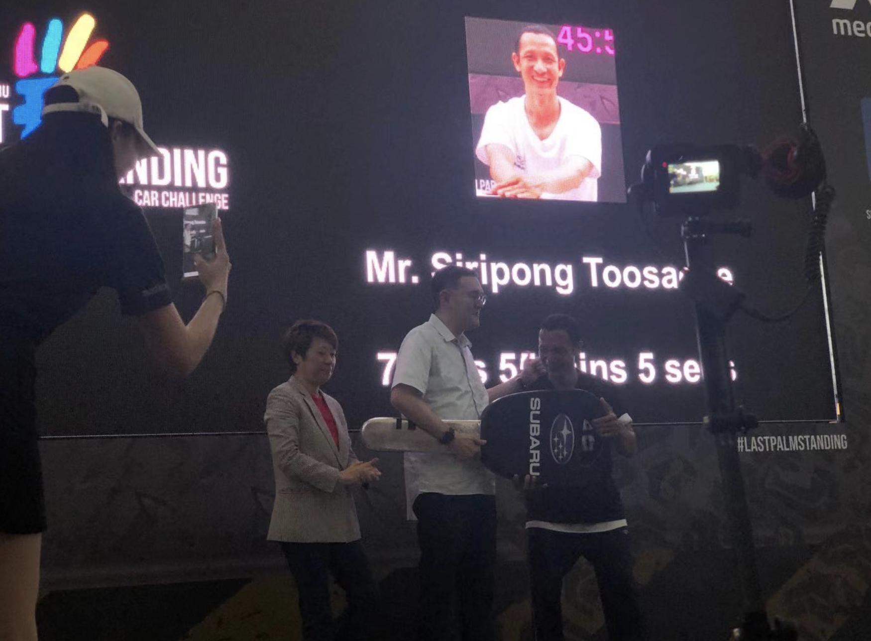 这个人把手摸在车上超过3天3夜赢了一辆车你觉得你行不？