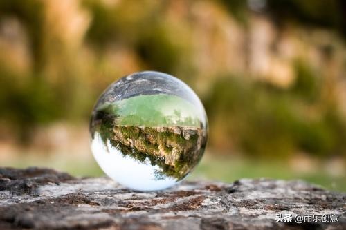 天然水晶和玻璃水晶有什么区别,水晶的东西和玻璃的有区别吗