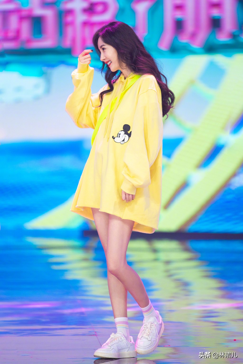 杨幂宋茜同款马丁靴,杨幂宋茜同款耐克鞋