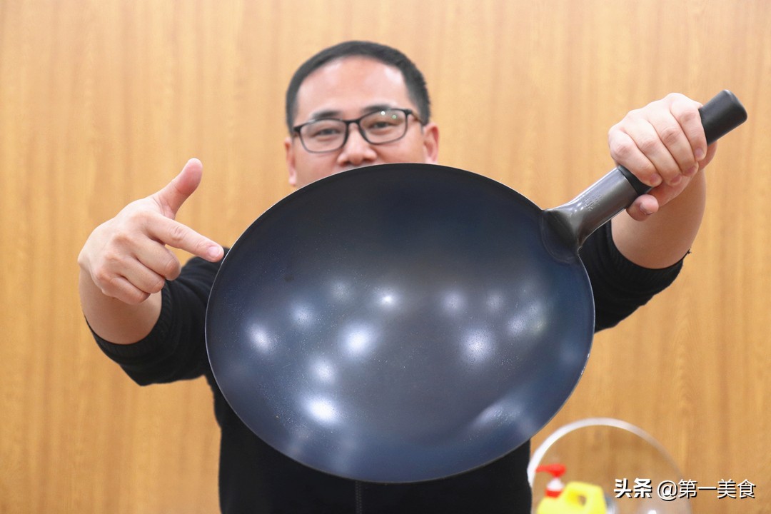 新铁锅怎么用不黑锅,新铁锅有什么办法不生锈不黑锅