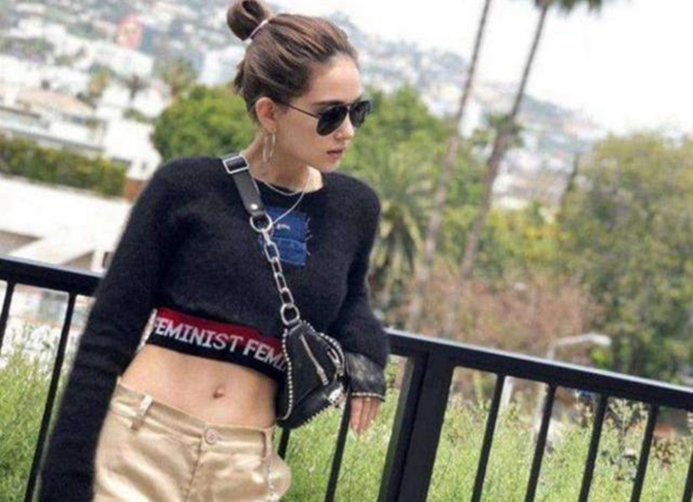 昆凌露脐装秀腹肌,昆凌三胎产后与周杰伦合照