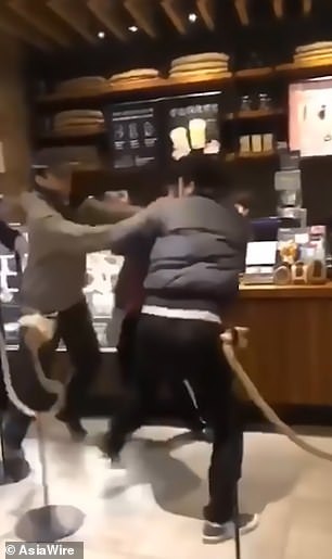 优衣库上演“丧尸围城”，大爷大妈们看呆了...