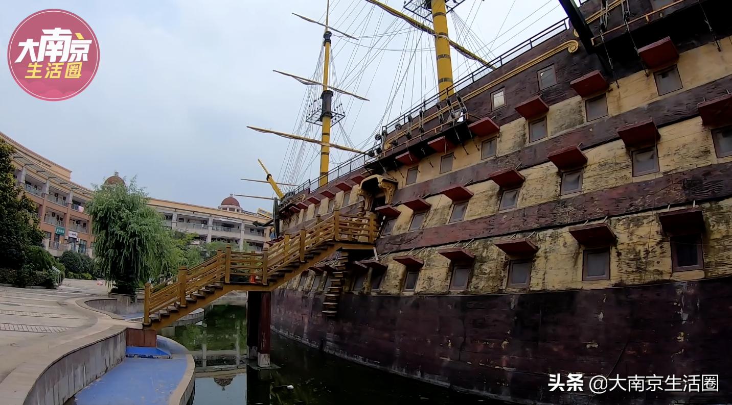 南京南站CBD旁的大型购物中心，商家纷纷撤离，如今却住满了人