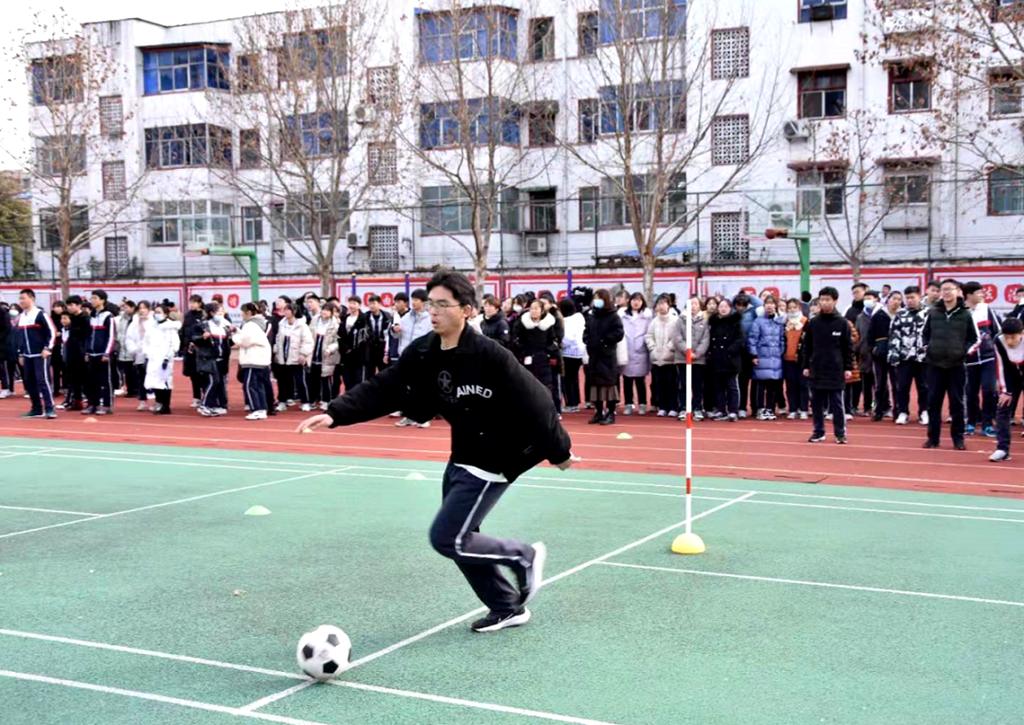 团结协作足球,小学足球绕杆考评