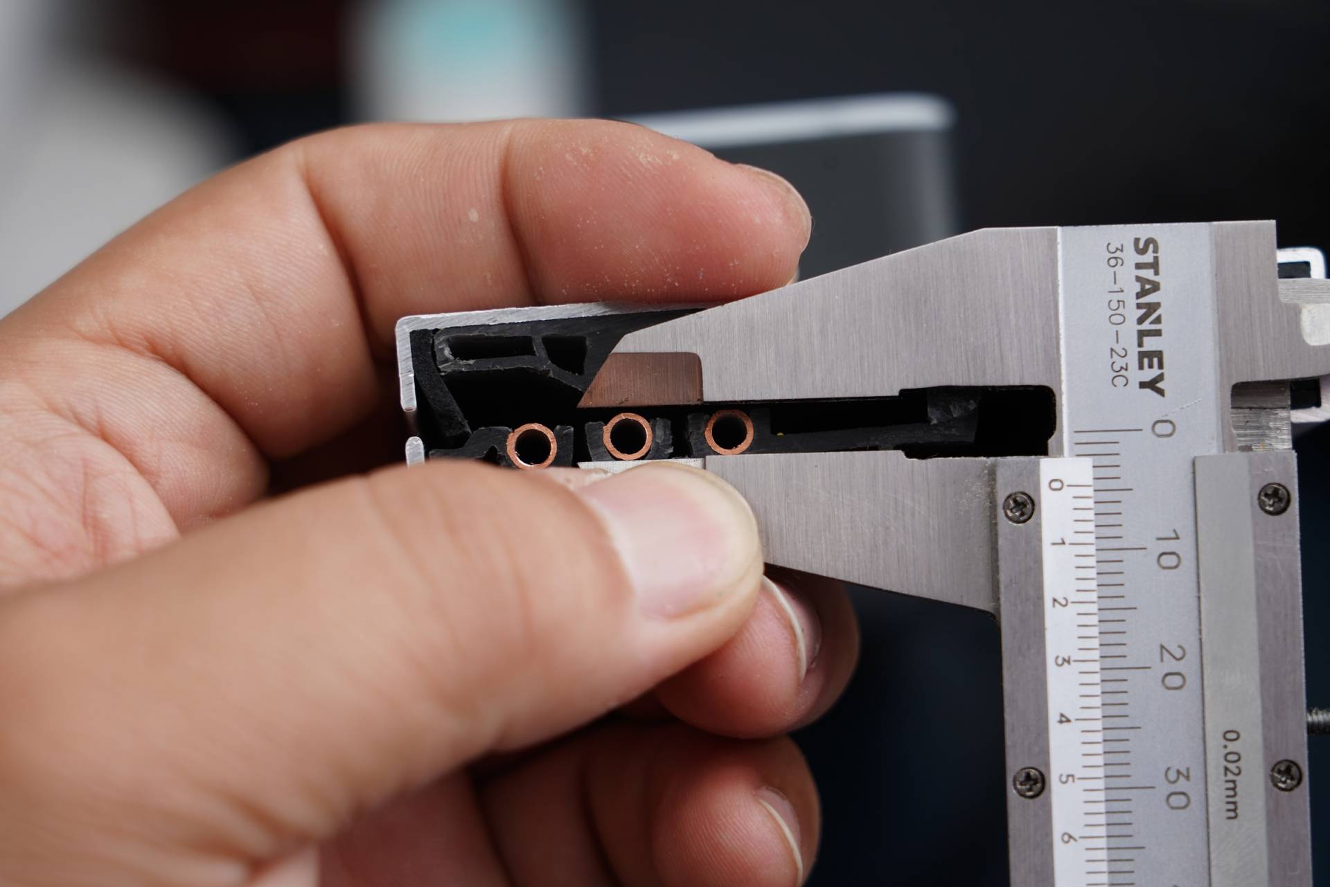 扩展式插座和轨道插座哪个好,嵌入式轨道插座和普通轨道插座