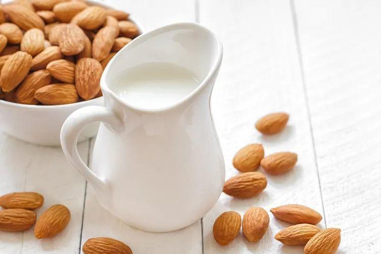 羊奶驼奶和牛奶哪个适合老年人,老年人喝驼奶的禁忌